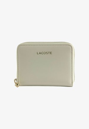 Portefeuille beige Lacoste à fermeture éclair avec tirette dorée et nom de la marque embossé sur le devant.