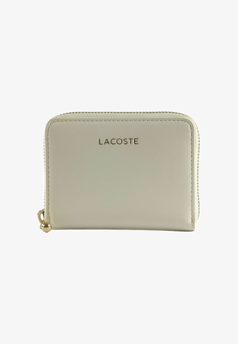 Portefeuille beige Lacoste à fermeture éclair avec tirette dorée et nom de la marque embossé sur le devant.