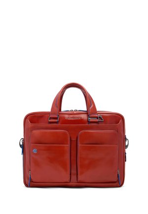 Maletín de cuero rojo con dos bolsillos frontales con cremallera, asas dobles y detalles de cremalleras en azul, diseñado para uso empresarial o de viaje.