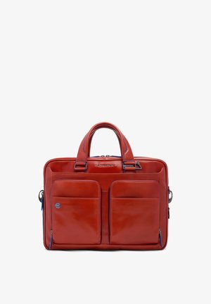 Valigetta in pelle rossa con due tasche frontali con cerniera, doppi manici e dettagli con zip blu, progettata per uso business o viaggio.