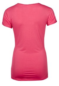 Růžové tričko s přiléhavým střihem vyrobené z hladkého bavlněného materiálu, s krátkými rukávy a kulatým výstřihem. Pohled zezadu ukazuje bezešvý design.