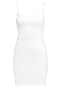 Vit figurnära klänning med fyrkantig halsringning och tunna axelband, tillverkad av ett slätt tyg. Den har en enkel design utan mönster eller detaljer.