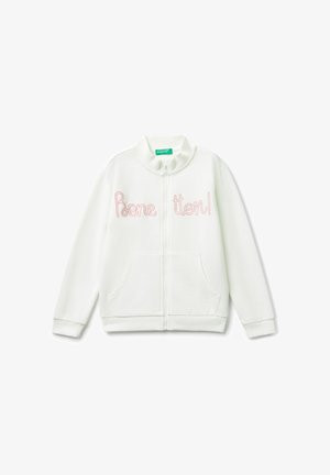 Sudadera blanca con cremallera y puños y cuello acanalados. La parte delantera presenta el texto bordado en rosa "Benetton!" y dos bolsillos laterales. Tejido suave y texturizado.
