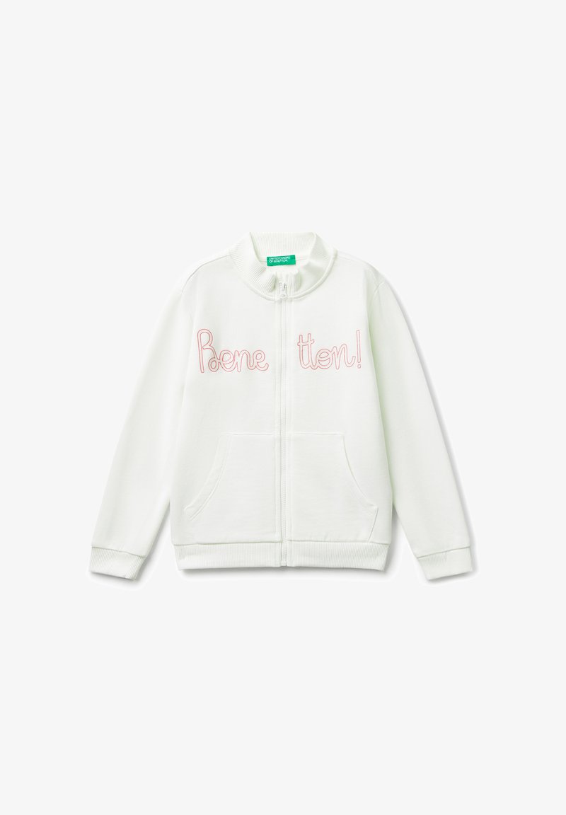 Białe bluza z zamkiem błyskawicznym, wykończona ściągaczami przy rękawach i obroży. Z przodu znajduje się różowy haftowany napis "Benetton!" oraz dwie boczne kieszenie. Miękki, teksturowany materiał.