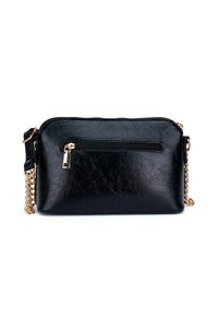 Bolso bandolera de cuero sintético negro con un acabado texturizado, correa de cadena dorada, cierre con cremallera y pequeño bolsillo frontal.
