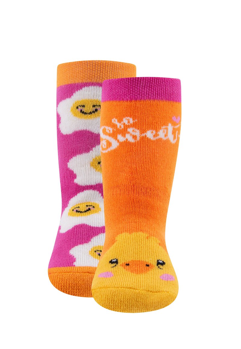 Chaussettes colorées pour enfants : l'une rose avec des motifs d'œufs blancs, l'autre orange vif avec un design de poussin et le texte "Sweetie." Tricot texturé.