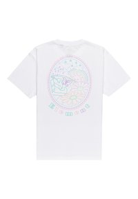 Witte katoenen t-shirt met een pastel grafisch ontwerp op de achterkant, inclusief bloemen, een vlinder en het woord "Element" in kleurrijke tekst.