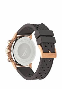 Orologio Nautica con cassa in acciaio inossidabile, forma rotonda, dettagli in oro rosa, cinturino in gomma nera con un motivo testurizzato e chiusura a fibbia.