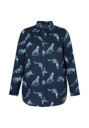 Mørkeblå langærmet skjorte med knapper, der har et gentaget mønster af hvide og grønne plettede leoparder i forskellige positurer.