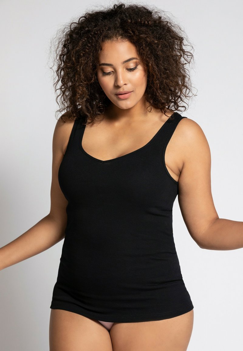 Schwarzes Tanktop mit V-Ausschnitt, aus elastischem Stoff gefertigt. Verfügt über breite Träger und ein tailliertes Design, das leicht unter der Taille endet.