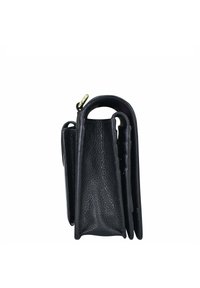 Zwarte leren handtas met een gestructureerd oppervlak, met gebogen handvatten en een unieke accordeonvorm. Inclusief gouden hardwareaccenten.