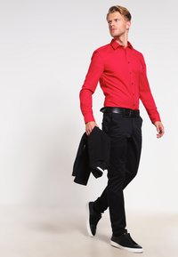 OLYMP No. Six SUPER SLIM FIT - Camisa formal - rot