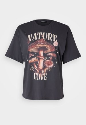 T-shirt in cotone nero con una grafica di funghi colorati e la scritta "AMORE PER LA NATURA", maniche corte e un design morbido.