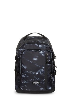 Schwarz-grauer marmorierter Eastpak-Rucksack mit vorderer Reißverschlusstasche, seitlichen Schnallen und Stoffgriff oben, gezeigt vor weißem Hintergrund.