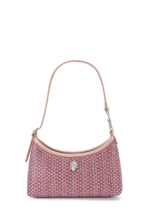 Piccola borsa rosa con brillantini luccicanti, tracolla in pelle ed emblema in argento sul davanti, isolata su sfondo bianco.