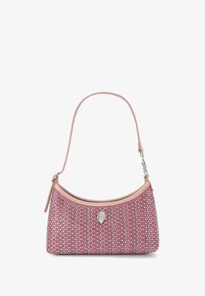 Piccola borsa rosa con brillantini luccicanti, tracolla in pelle ed emblema in argento sul davanti, isolata su sfondo bianco.