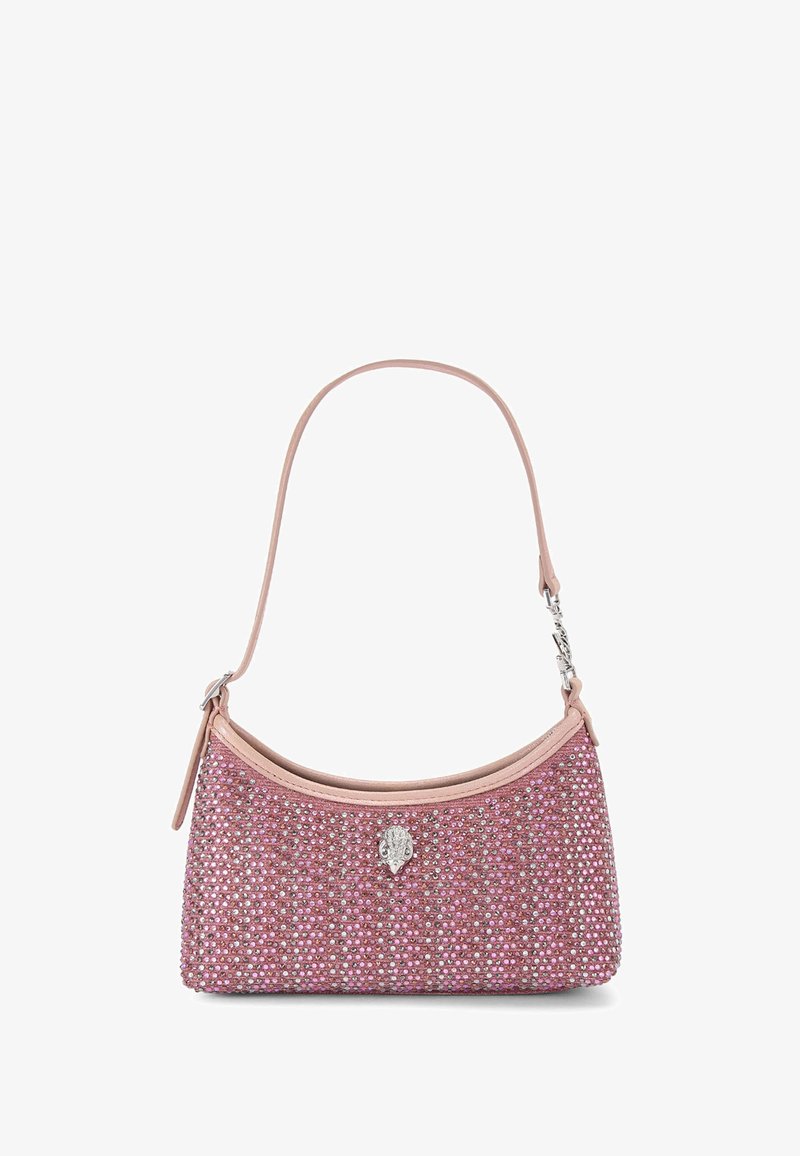 Petit sac à main rose avec des strass scintillants, une bandoulière en cuir et un emblème argenté sur le devant, isolé sur fond blanc.