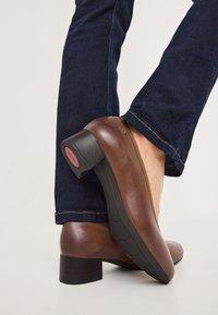 Tamaris COMFORT - Classic heels - cognac