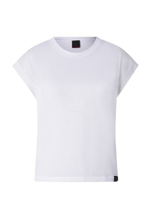 Hvid T-shirt med korte ærmer og rund halsudskæring, med et lille sort mærke ved den nederste kant, vist på en ensfarvet baggrund.