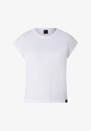 Biała koszulka z krótkim rękawem i okrągłym dekoltem, z małą czarną metką marki przy dolnym brzegu, przedstawiona na jednolitym tle.