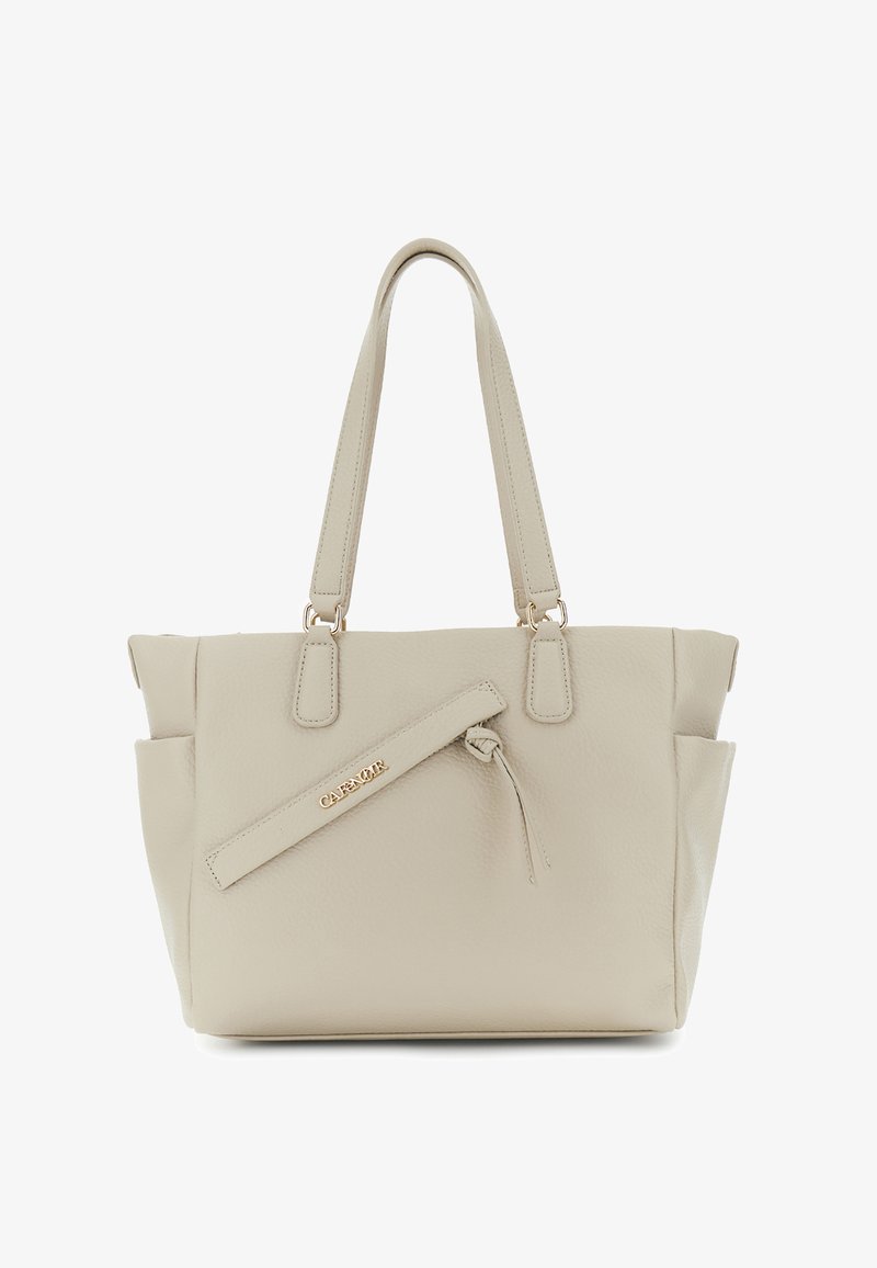 Beige nahkaisele kantokassi, jossa on kaksi kahvaa, koristeellinen etuolkaimen nauha ja kultasävyinen logovaatimus. Teksturoidun pinnan ja tilavan sisätilan kanssa.