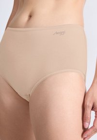 Beige högmidjade underkläder på en kvinnlig torso, som visar detaljerad sömnad och "sloggi"-logotypen vid midjan.