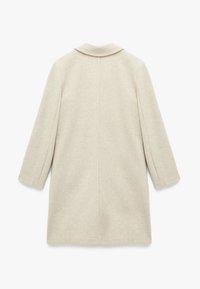 Cappotto in lana beige con colletto, maniche lunghe e taglio dritto. Presenta una cucitura centrale sul retro e un tessuto liscio, leggermente testurizzato.