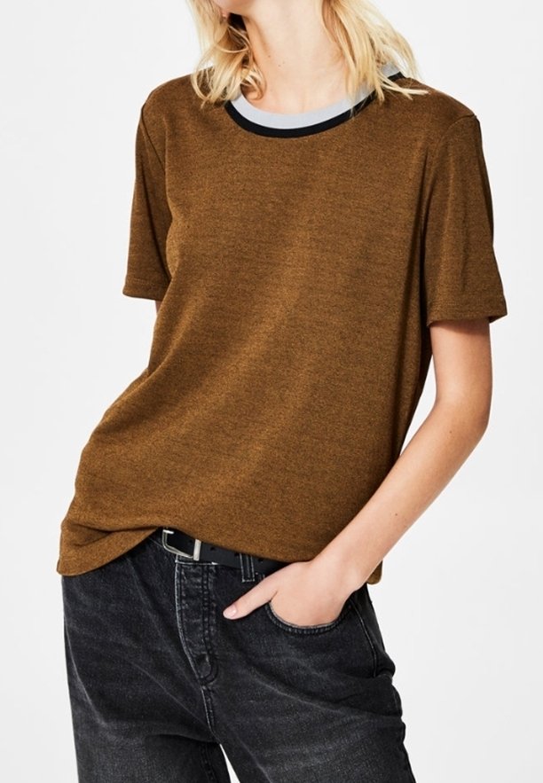Brun T-shirt med korte ærmer og rund halsudskæring med kontrast i grå og sort. Blød tekstur, let løs pasform, kombineret med sorte jeans.