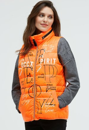 Oranger, puffer Weste mit hohem Kragen und grauen Ärmeln. Gedruckter Text und Grafiken schmücken den Stoff und sorgen für eine strukturierte Optik.