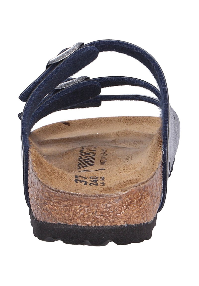 Blaue Ledersandalen mit drei Riemen, ausgestattet mit einem Korkfußbett und einer schwarzen Gummisohle. Silberakte in den Riemen sorgen für Details.