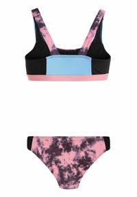 Barevný plavecký set obsahující bralet s modrými, růžovými a černými panely a odpovídající bikiny s růžovým a černým tie-dye vzorem.