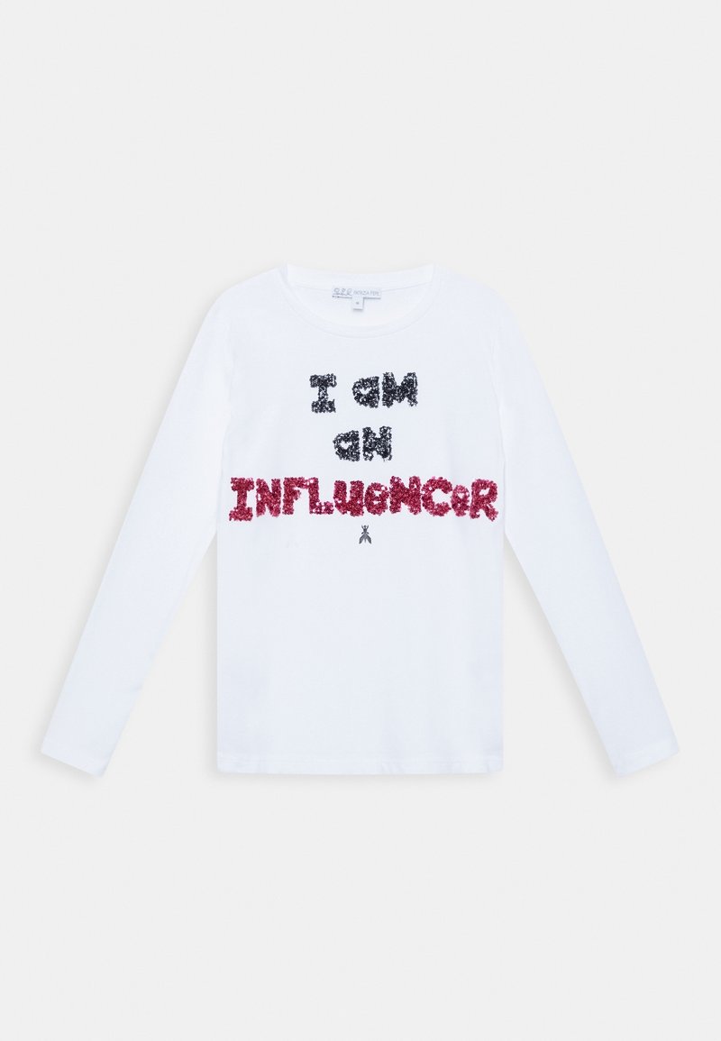 Hvid langærmet skjorte med teksten "I AM an INFLUENcEr" i sorte og røde palietter, med rund halsudskæring og lige snit.
