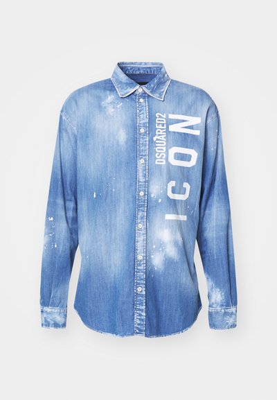 Vaaleansininen farkkupaita, jossa on etupainikkeellinen suljenta, pitkät hihat, kaulus ja valkoisella painettuna teksti "DSQUARED2 ICON" maaliläikkäyksillä.