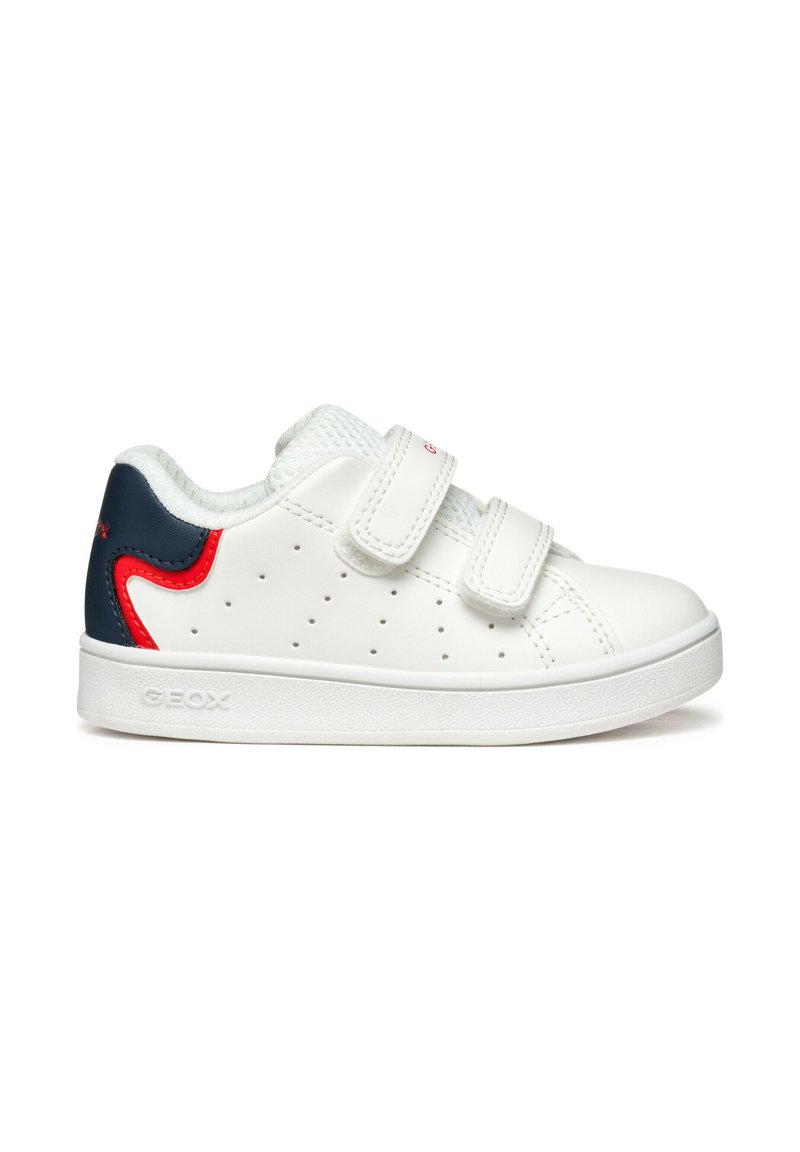 Scarpe di pelle bianche con perforazioni, accenti blu navy e rossi, doppie cinghie in Velcro e una suola in gomma bianca testurizzata. Logo del marchio sul lato.