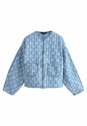 Lichtblauwe denimjas met een gewatteerde textuur, voorzien van twee voorklauwen en een volle rits. Gedecoreerd met kleine bloemmotieven.