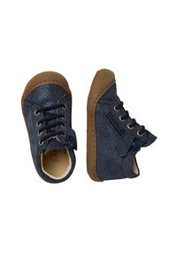 Modré kožené tenisky s třpytivým povrchem, šněrovacím designem, postranním zipem a hnědými gumovými podrážkami. Prodyšný vzor po celém svršku.