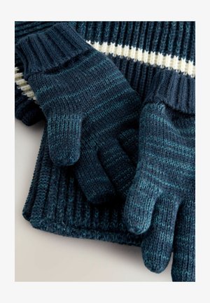Dzianinowe rękawiczki w ciemnym odcieniu teal z prążkowymi mankietami, z teksturowanym wzorem i jaśniejszymi niebieskimi paskami, ułożone na pasującym swetrze.