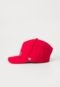 Cappello rosso con visiera curva, caratterizzato da testo ricamato bianco sulla parte frontale e laterale. Realizzato in tessuto con dettagli cuciti e fori di ventilazione.