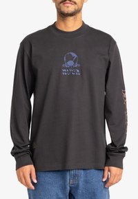 Zwart T-shirt met lange mouwen, met een blauw grafisch logo op de borst en oranje tekst op de linkermouw. Gemaakt van zachte katoen.
