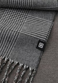 Ombre CHECKED WITH TASSELS - Sjal / Tørklæder - black and white