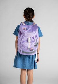 Zaino viola con motivo a pois, spallacci regolabili, tasca frontale e toppe di animali dei cartoni animati, realizzato in tessuto resistente.