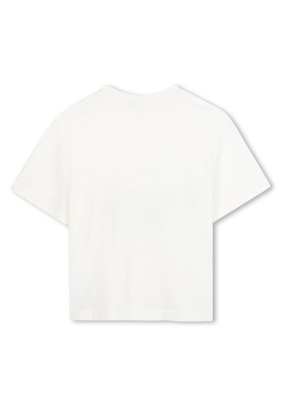 Biała krótka koszulka wykonana z miękkiej bawełny, z okrągłym dekoltem i krótkimi rękawami, o gładkim fasonie i bez widocznych wzorów.