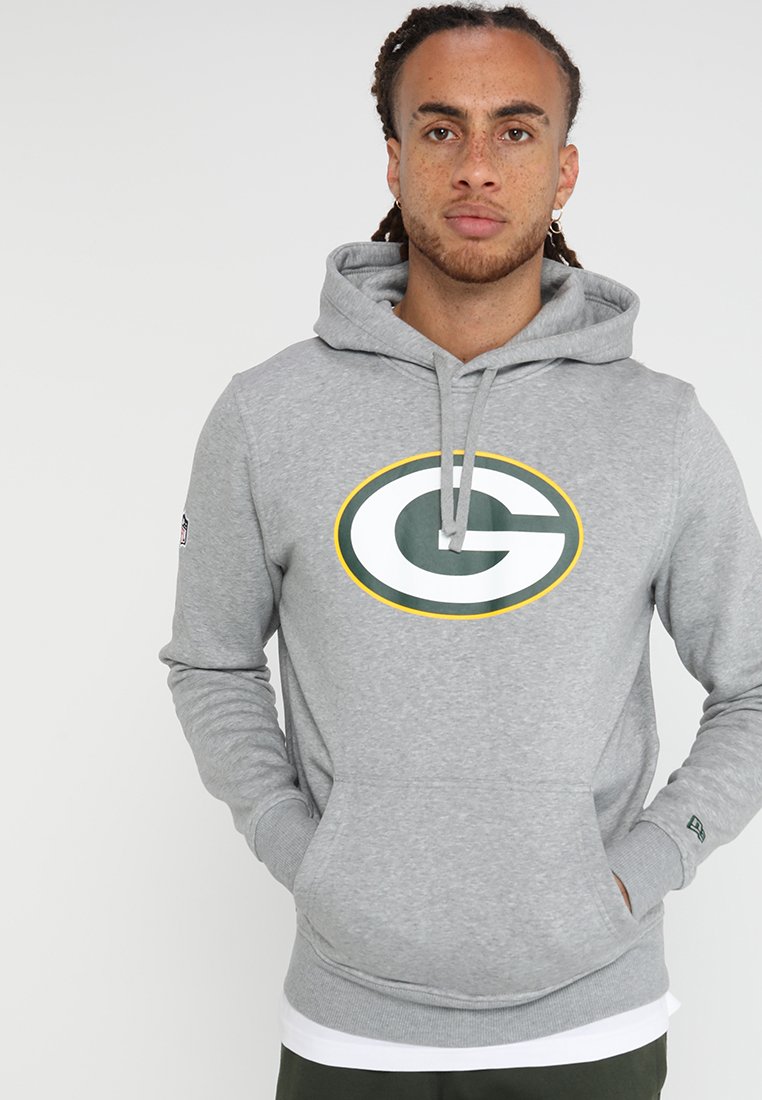 Sudadera gris de mezcla de algodón, con un gran logo circular en verde y blanco, con detalles en amarillo. Incluye capucha con cordones y bolsillo.
