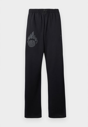 Pantaloni jogger neri con vita regolabile, tasche laterali e un design a fiamma sopra un logo a globo grigio sulla coscia sinistra.