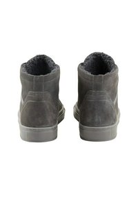 Botines de ante gris con un forro suave, diseño de caña alta y suelas de goma. Presentan costuras sutiles y acentos texturizados.