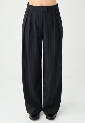 - Spodnie materiałowe