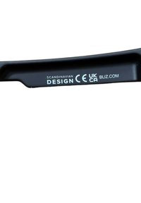 Brazo de gafas de sol negras con texto blanco que dice "Diseño Escandinavo", marcas de certificación CE y UKCA, y el sitio web "bliz.com".