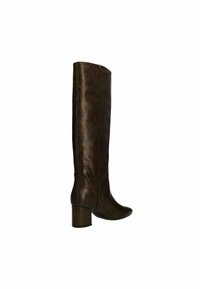 Bottes marron hauteur genou avec un motif texturé en serpent, bout rond et talon épais. Design élégant et ajusté, surface lisse avec une finition mate.