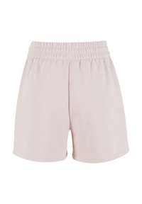 Svijetloružičaste kratke hlače od mekog tkanja s elastičnim pojasom. Imaju opušteni kroj i glatku teksturu. Jednostavan dizajn, bez uzoraka ili naglasaka.
