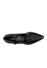 Scarpa in pelle nera con punta affusolata, su suola piatta, dotata di una cinghia con fibbia sulla parte superiore e una texture liscia. Nome del marchio "wojas" visibile.